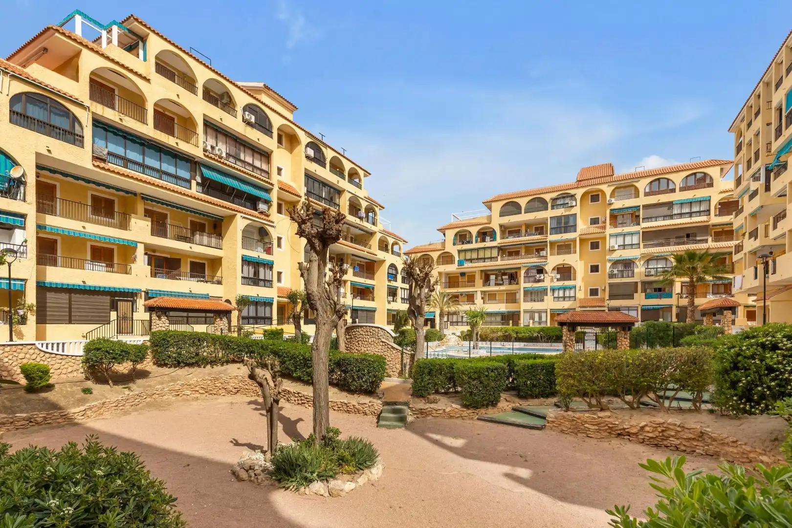 Vista exterior de Planta baixa en venda en Torrevieja amb Aire condicionat, Traster i Piscina