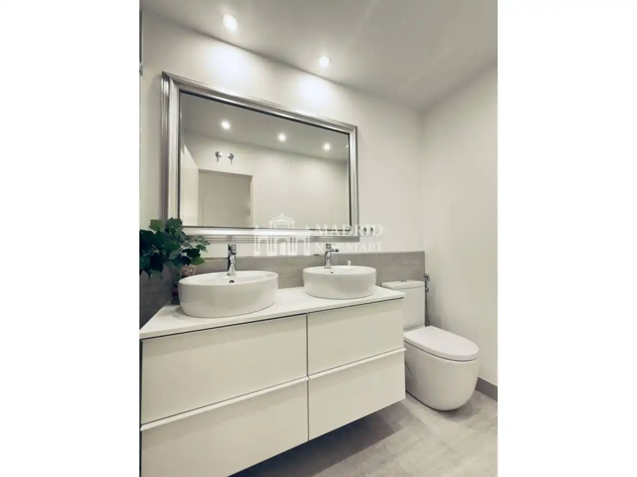 Baño de Dúplex de alquiler en Madrid con Aire acondicionado, Calefacción y Amueblado