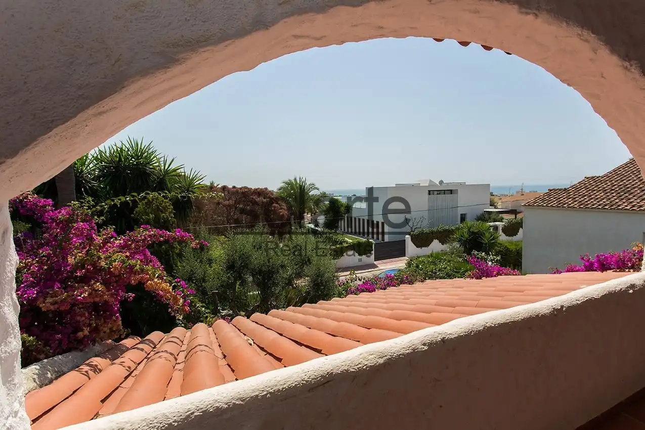 Vista exterior de Casa o xalet en venda en Cunit amb Balcó i Piscina comunitària