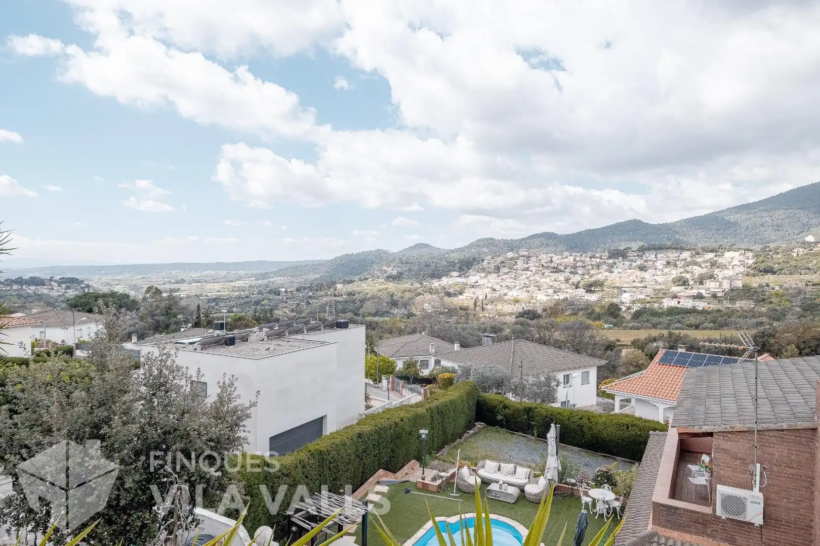 Vista exterior de Casa o xalet en venda en Caldes de Montbui amb Calefacció, Jardí privat i Terrassa