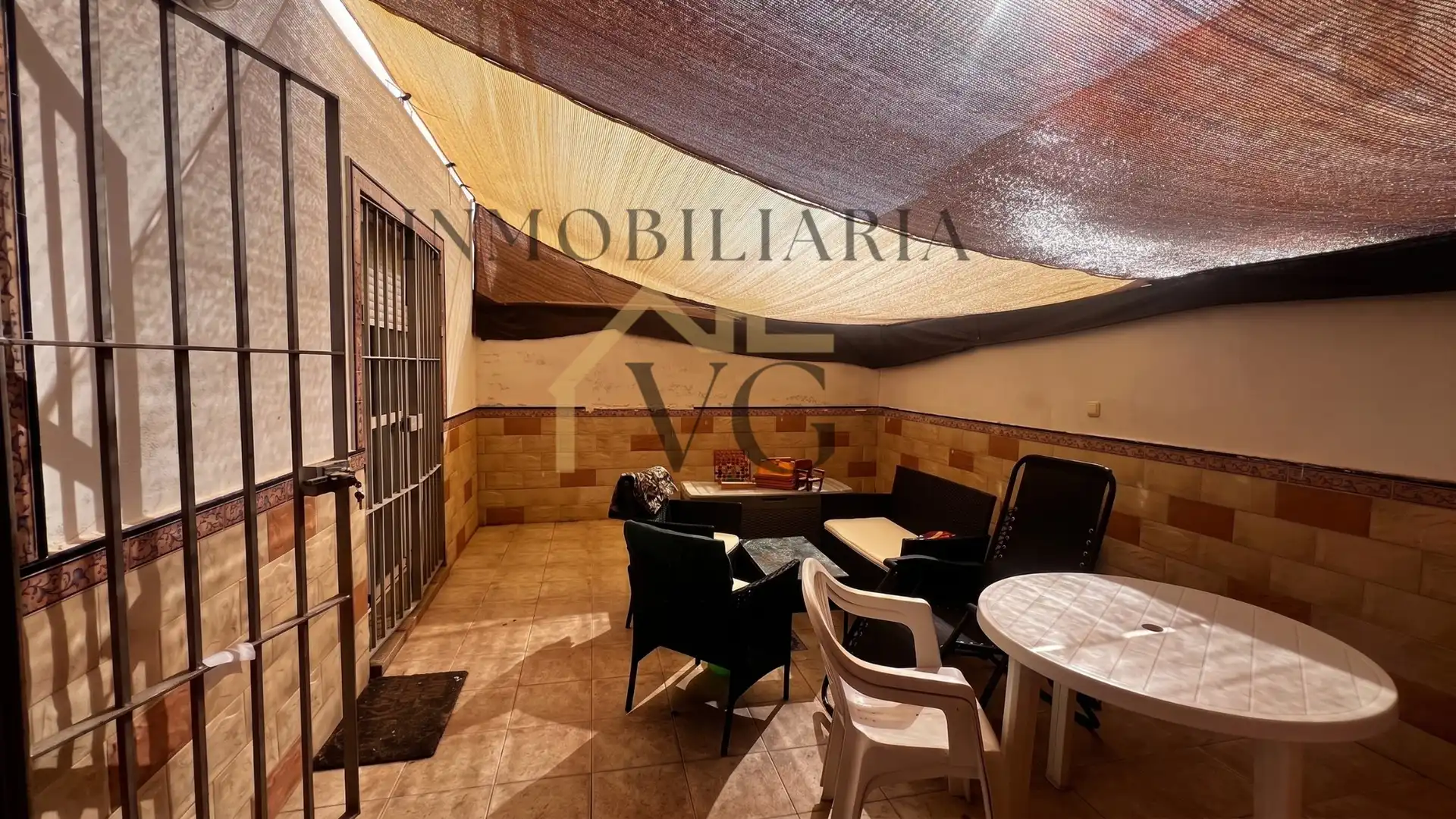 Casa adosada en venda en Guillena amb Calefacció, Terrassa i Traster