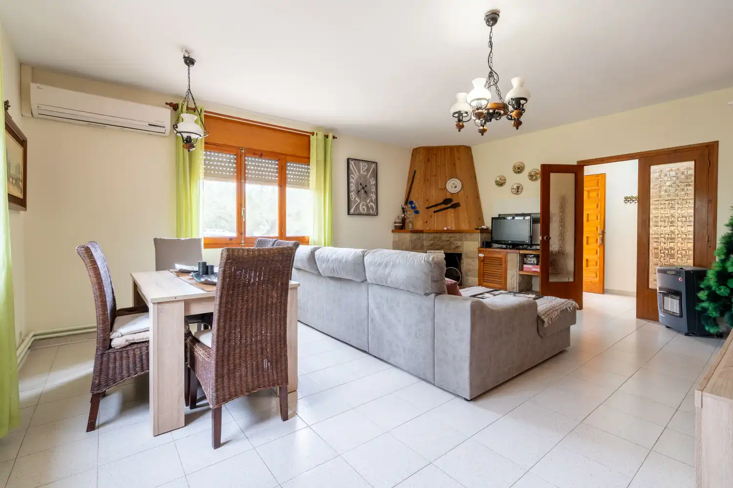 Living room of Houses for sale in Aldover  with Air Conditioner, Private garden and Terrace