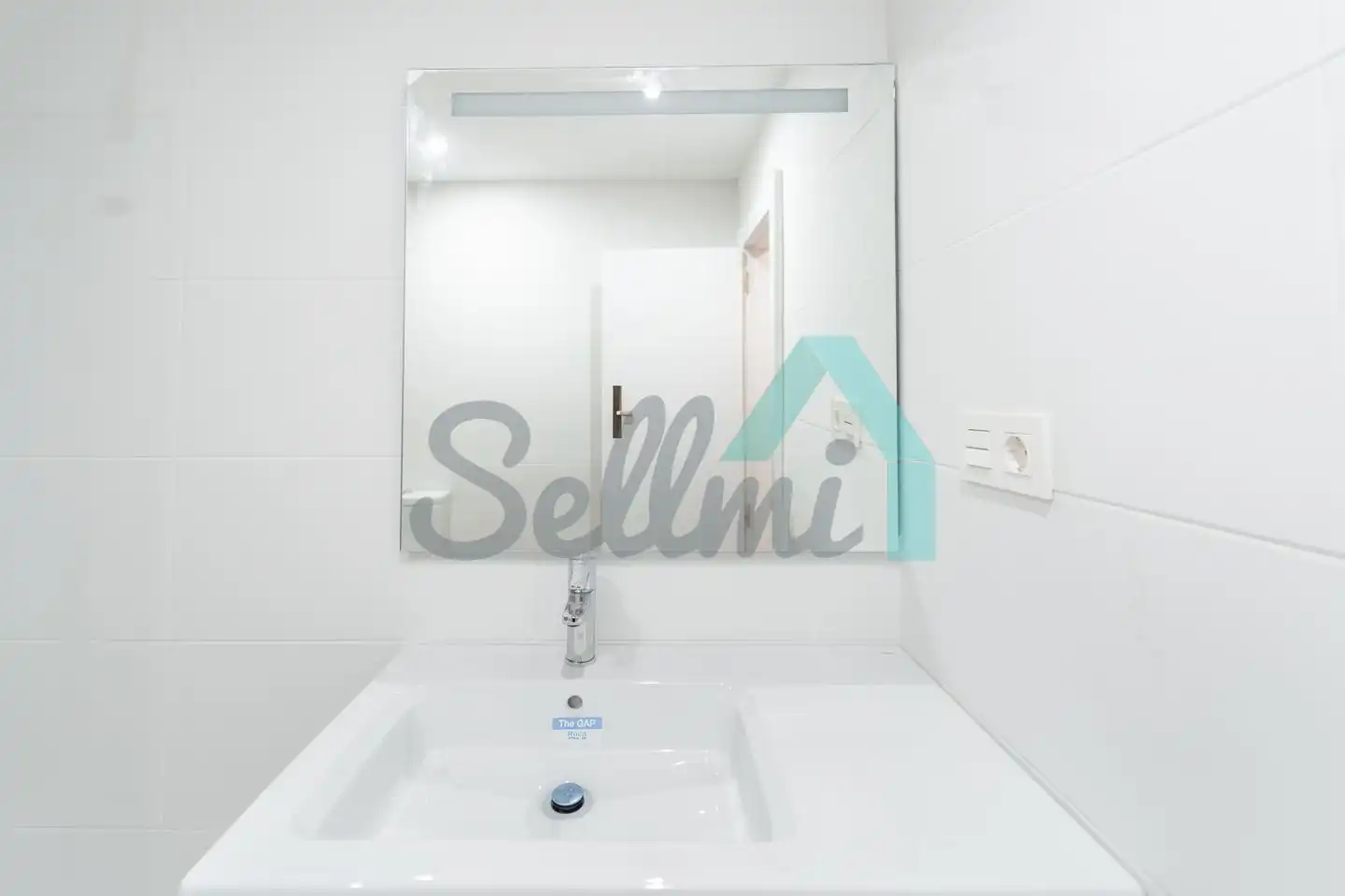 Bathroom of Flat for sale in Oviedo   with Heating, Parquet flooring and Storage room