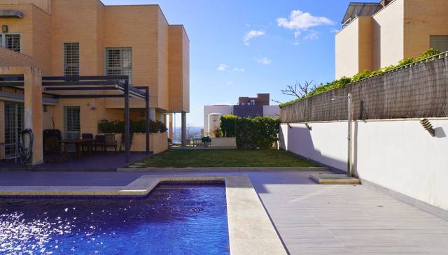 Casa adosada en Venta en Cerrado de Calderón - Hacienda Paredes