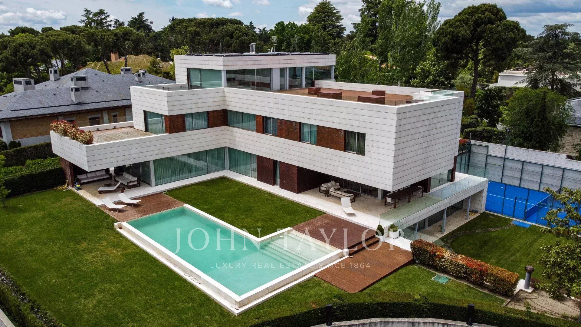Vista exterior de Casa o xalet en venda en  Madrid Capital amb Aire condicionat, Piscina i Jacuzzi