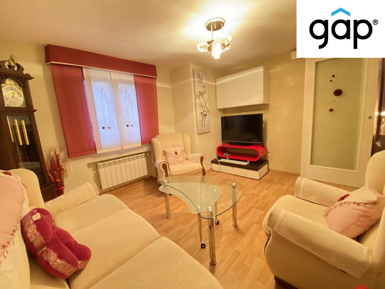 Living room of Flat for sale in Cuenca Capital  with Heating, Parquet flooring and Furnished