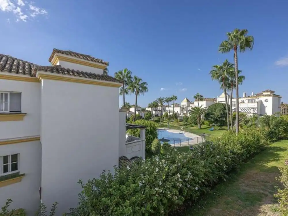 Jardí de Casa adosada en venda en Estepona amb Aire condicionat, Terrassa i Piscina