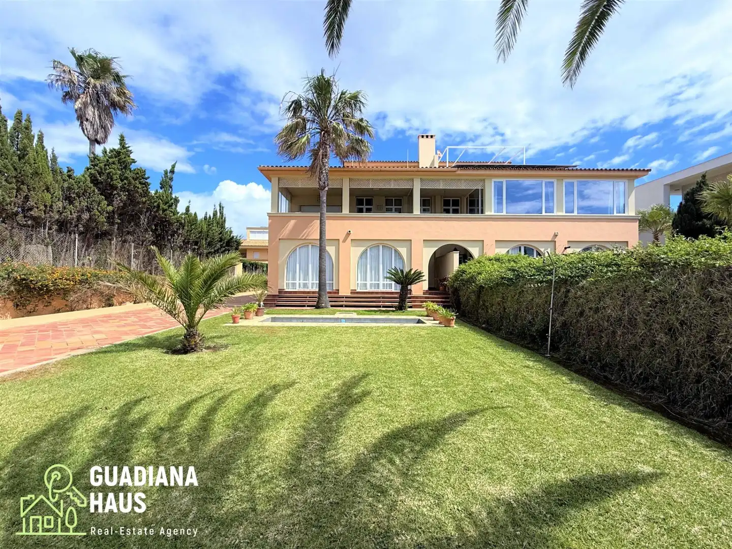 Vista exterior de Casa adosada en venda en Ayamonte amb Aire condicionat, Calefacció i Jardí privat