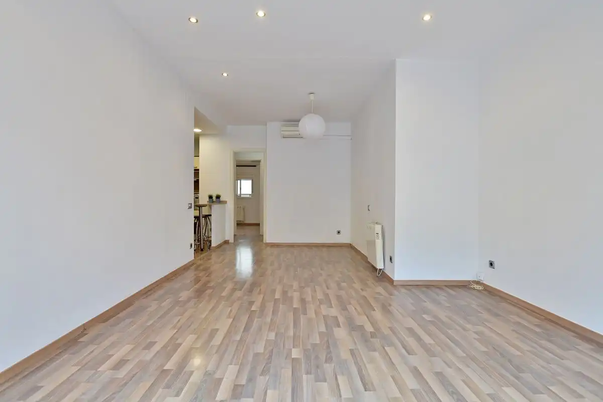 Piso en venta en Barcelona con Calefacción, Terraza y Balcón