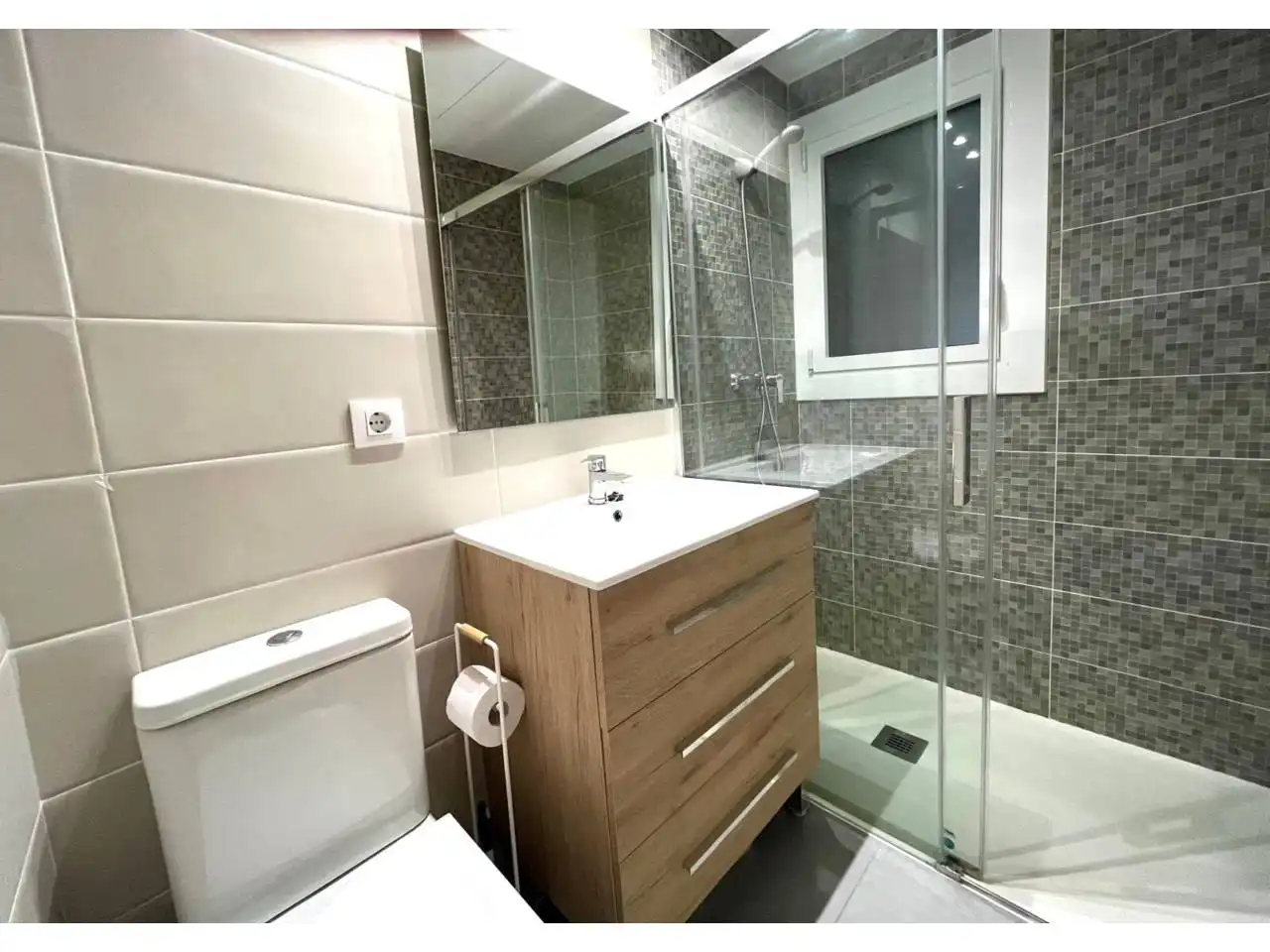 Bathroom of Flat for sale in Girona  with Air Conditioner, Heating and Terrace