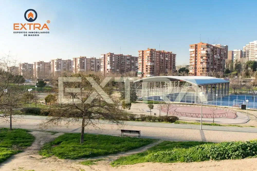 Vista exterior de Piso de alquiler en Madrid con Terraza y Trastero