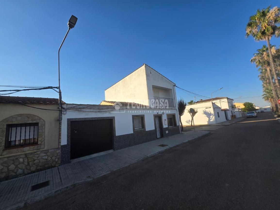 Vista exterior de Casa o xalet en venda en Badajoz Capital amb Aire condicionat, Jardí privat i Balcó