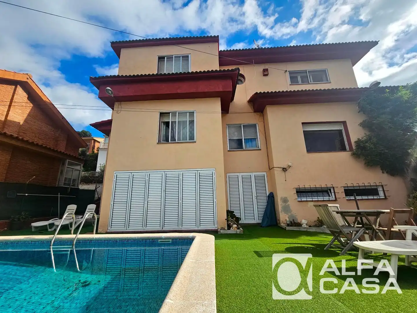 Vista exterior de Casa o xalet en venda en Pineda de Mar amb Aire condicionat, Calefacció i Jardí privat