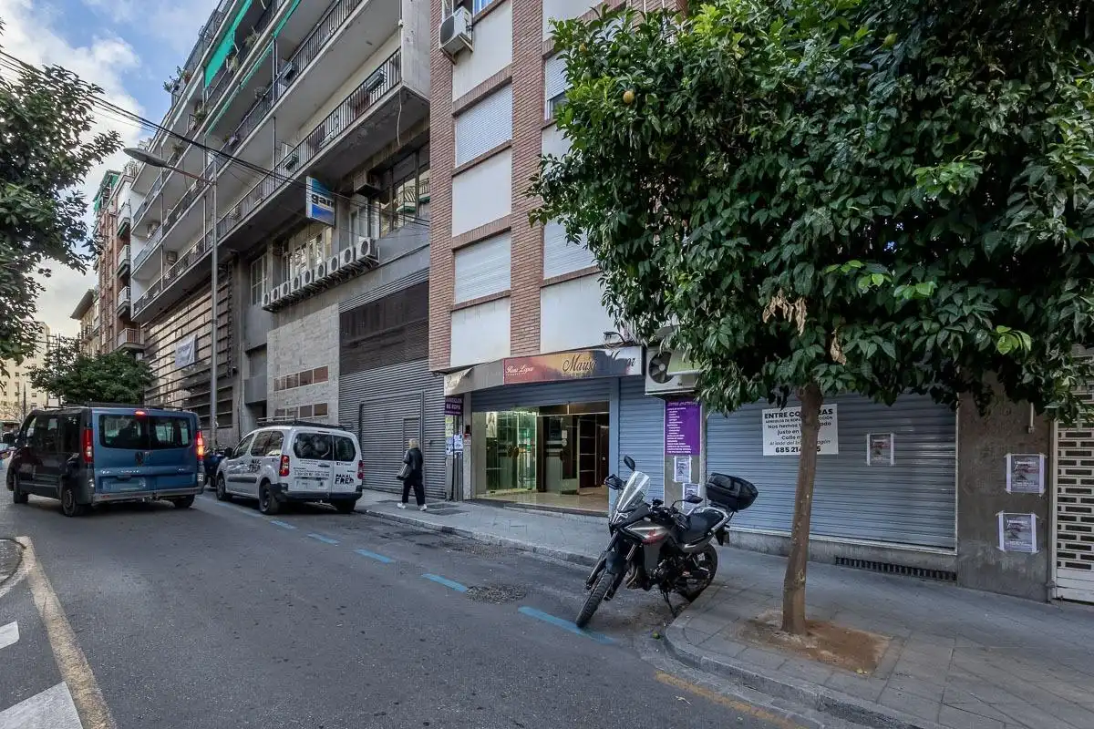 Vista exterior de Local en venta en Granada