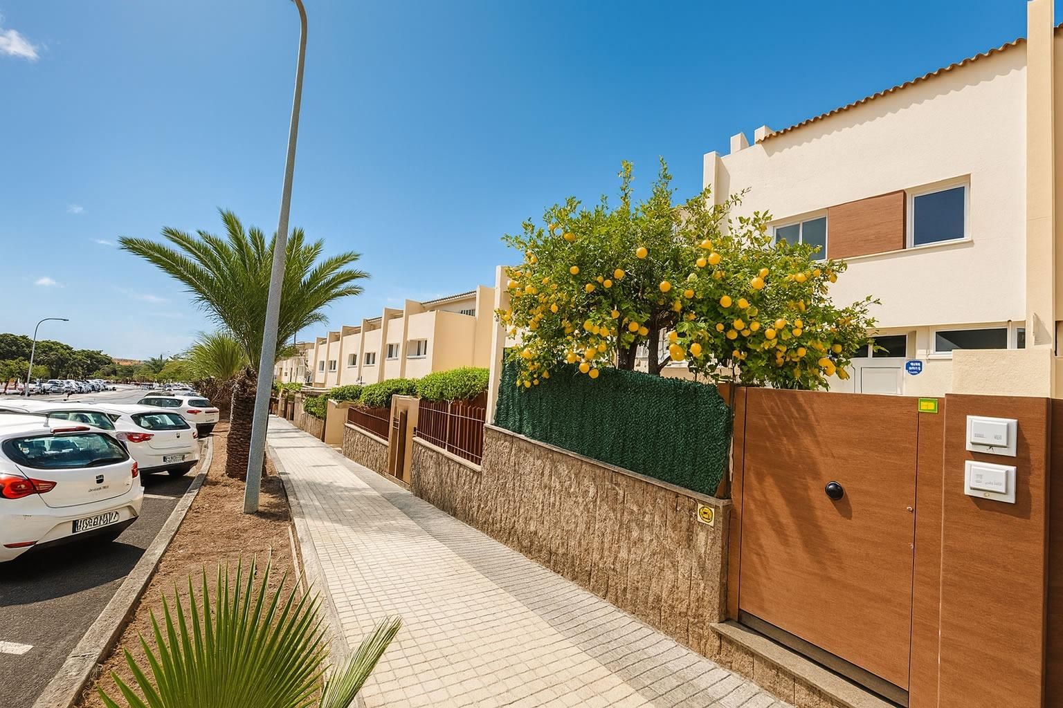 Vista exterior de Casa adosada en venda en Arona amb Aire condicionat, Jardí privat i Terrassa