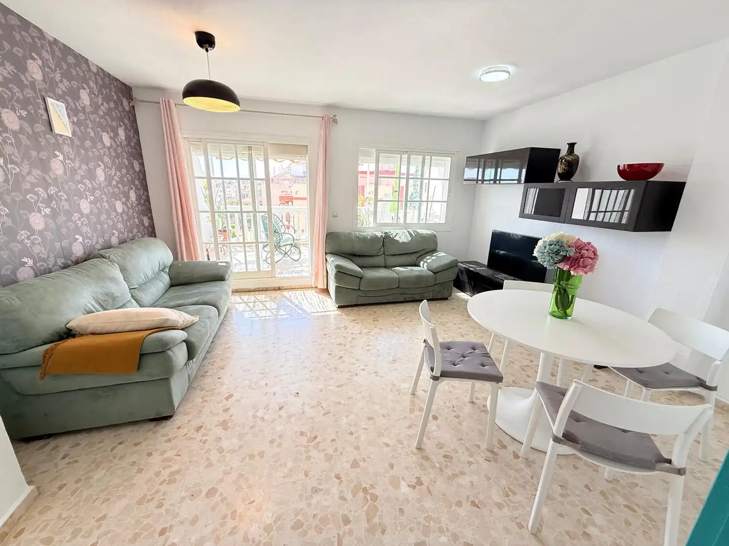 Sala de estar de Ático de alquiler en Rincón de la Victoria con Aire acondicionado, Terraza y Amueblado