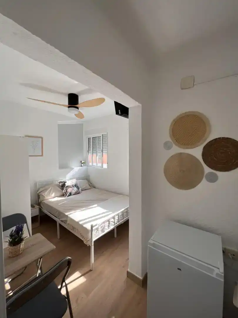 Bedroom of Flat for share in Mislata  with Parquet flooring, Furnished and Oven