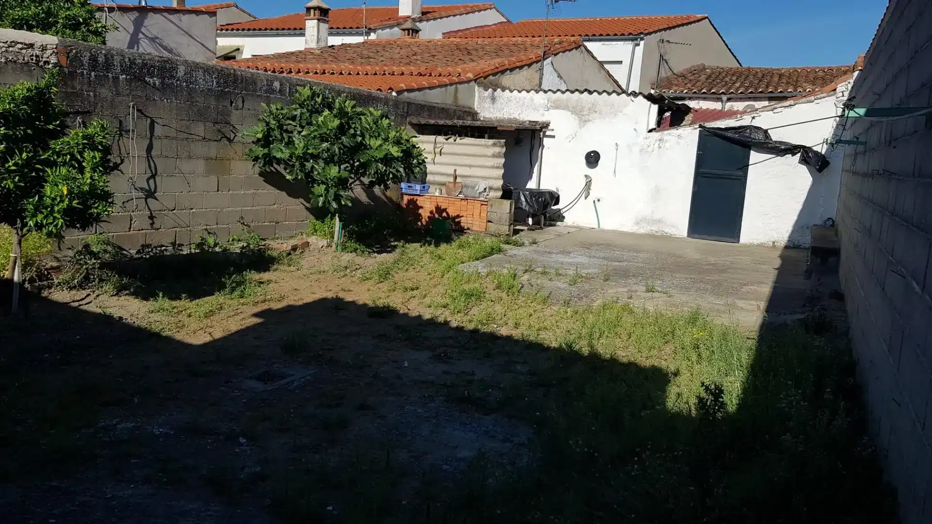 Casa adosada en venda en Almoharín amb Jardí privat i Rentadora