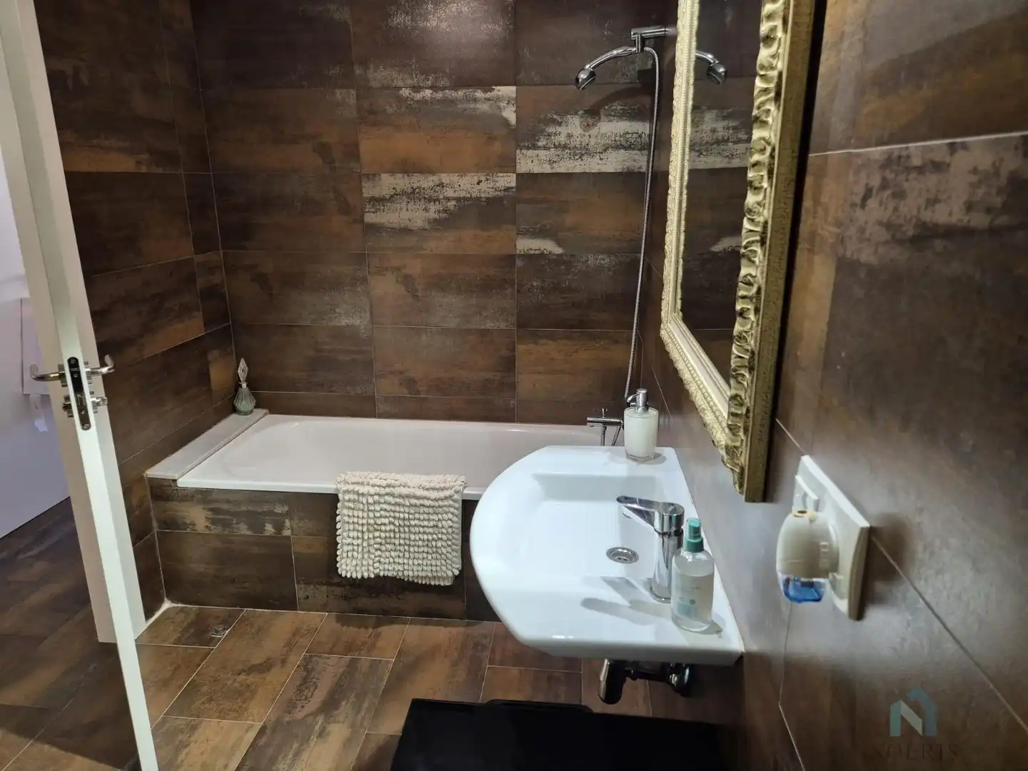 Bathroom of Flat for share in Catarroja  with Terrace, Furnished and Balcony
