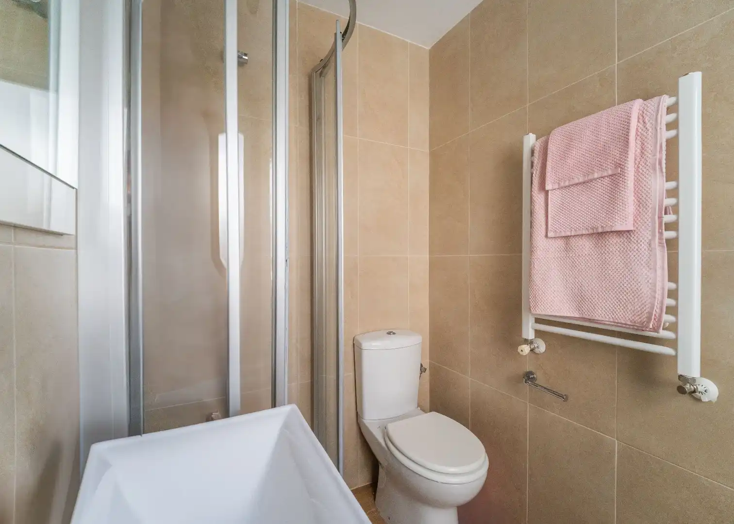 Badezimmer von Wohnung zur Miete in Madrid mit Klimaanlage und Heizung