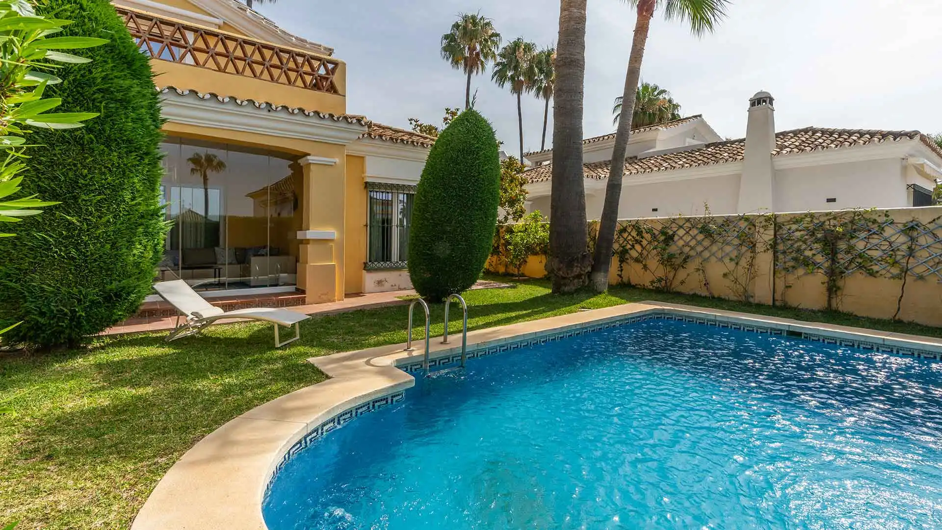 Piscina de Casa o chalet de alquiler en Marbella con Aire acondicionado, Jardín privado y Terraza