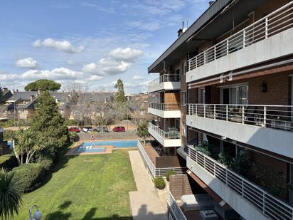 Exterior view of Flat for sale in Sant Cugat del Vallès  with Heating, Private garden and Parquet flooring