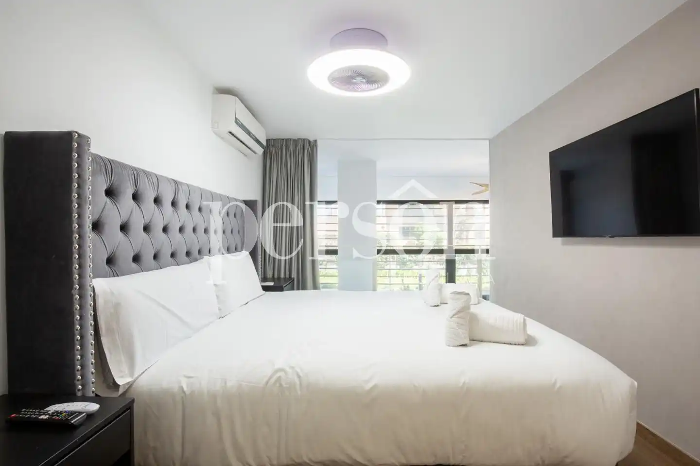 Schlafzimmer von Erdgeschoss zur Miete in Valencia mit Klimaanlage, Terrasse und Schwimmbad