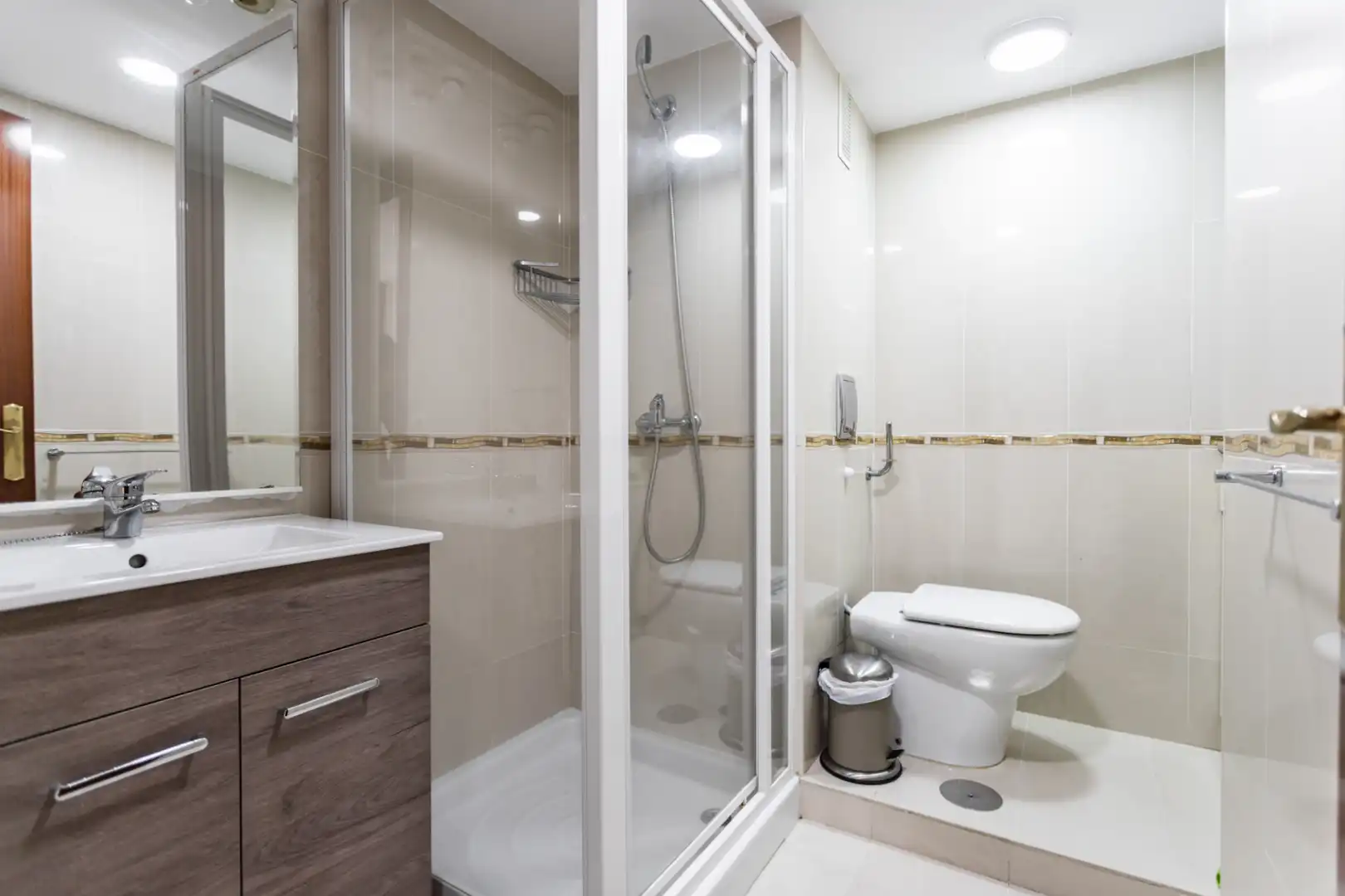 Bathroom of Study for sale in Fuengirola  with Air Conditioner, Terrace and Furnished