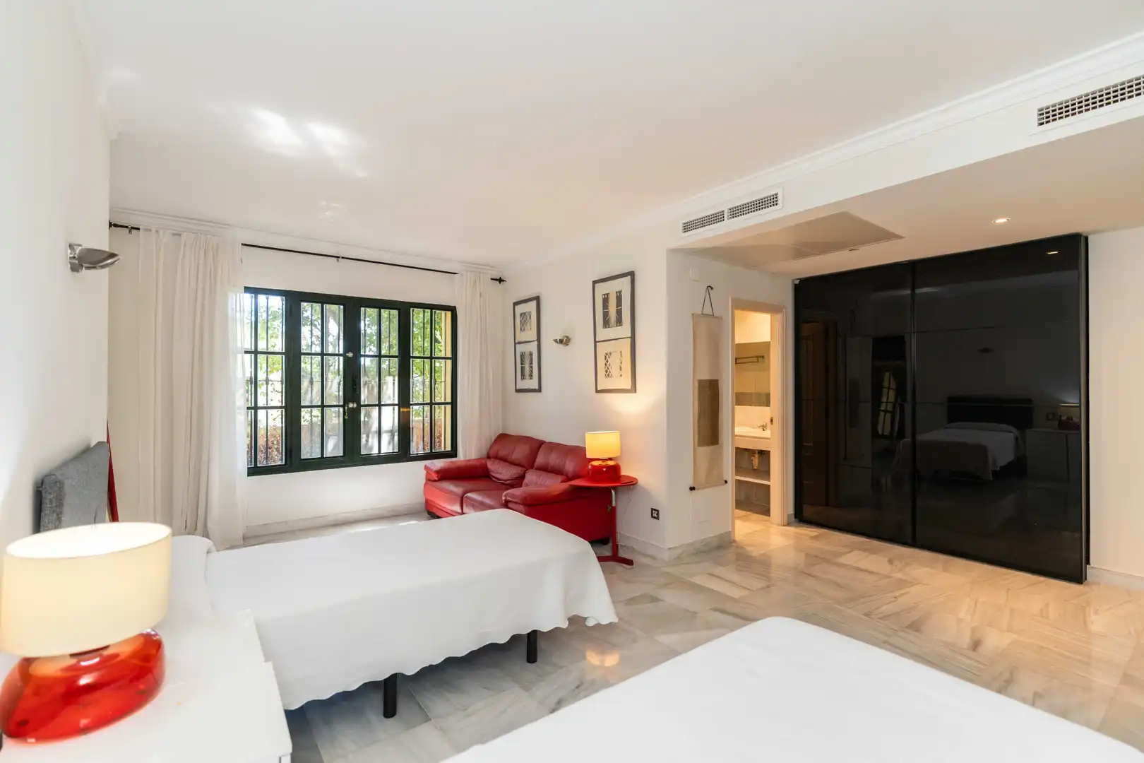 Dormitori de Casa o xalet en venda en Marbella amb Aire condicionat, Jardí privat i Terrassa
