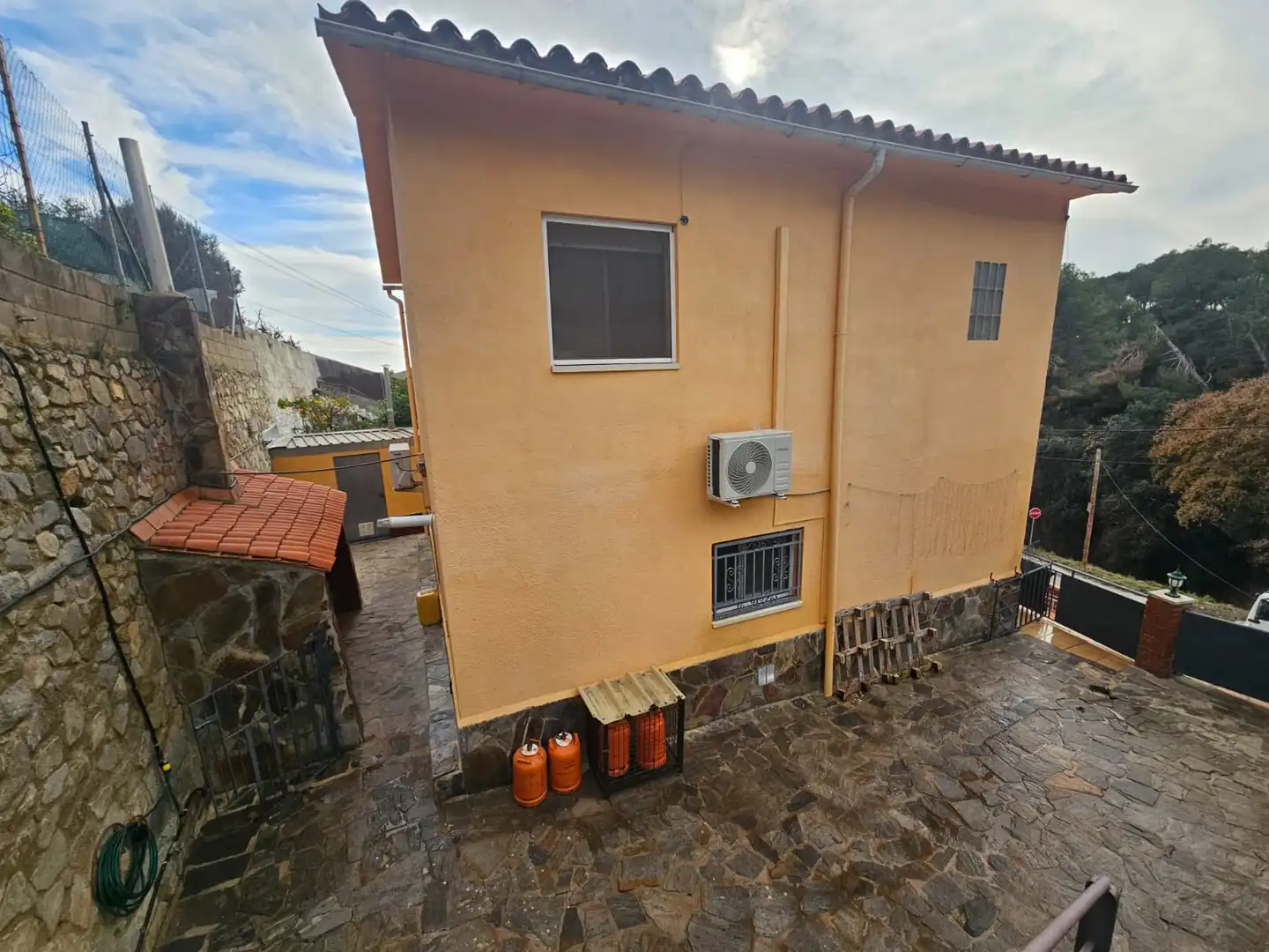 Vista exterior de Casa o xalet en venda en Rubí amb Aire condicionat, Calefacció i Jardí privat