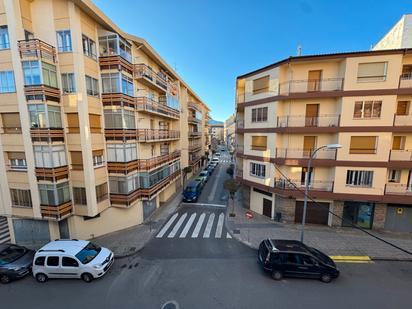 Vista exterior de Pis en venda en Jaca amb Traster i Balcó