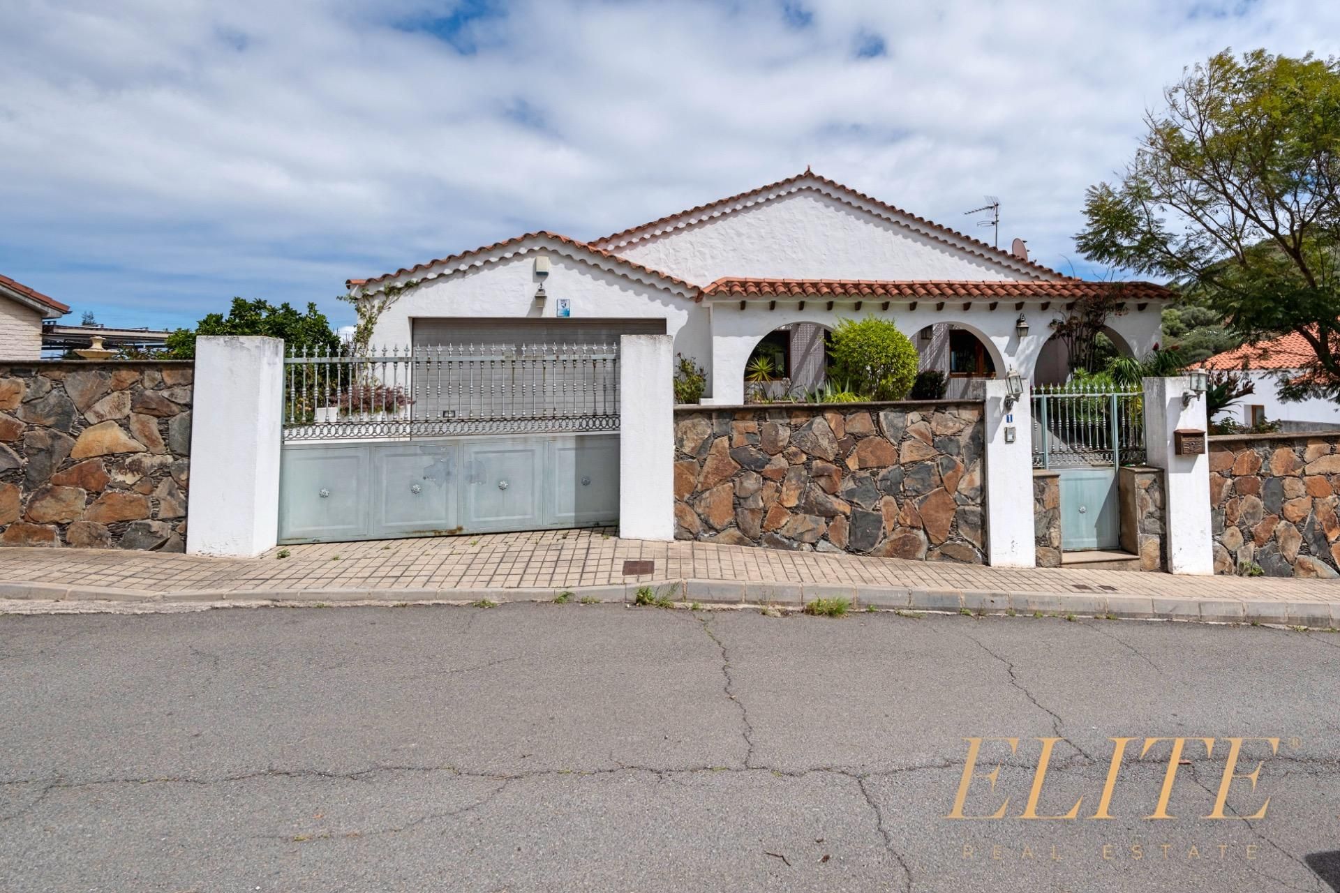Vista exterior de Casa o xalet en venda en Santa Brígida amb Calefacció, Jardí privat i Terrassa