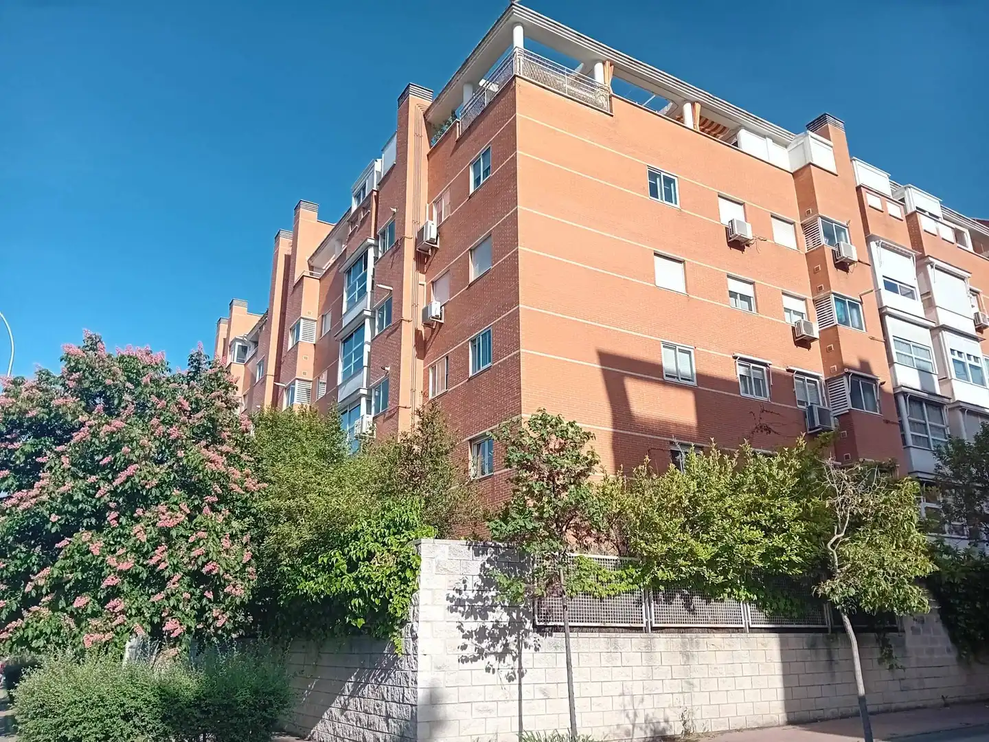 Vista exterior de Piso en venta en  Madrid Capital con Aire acondicionado, Calefacción y Jardín privado
