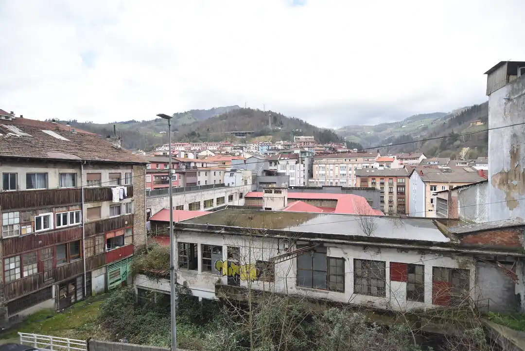 Vista exterior de Dúplex en venda en Eibar amb Calefacció, Traster i Moblat