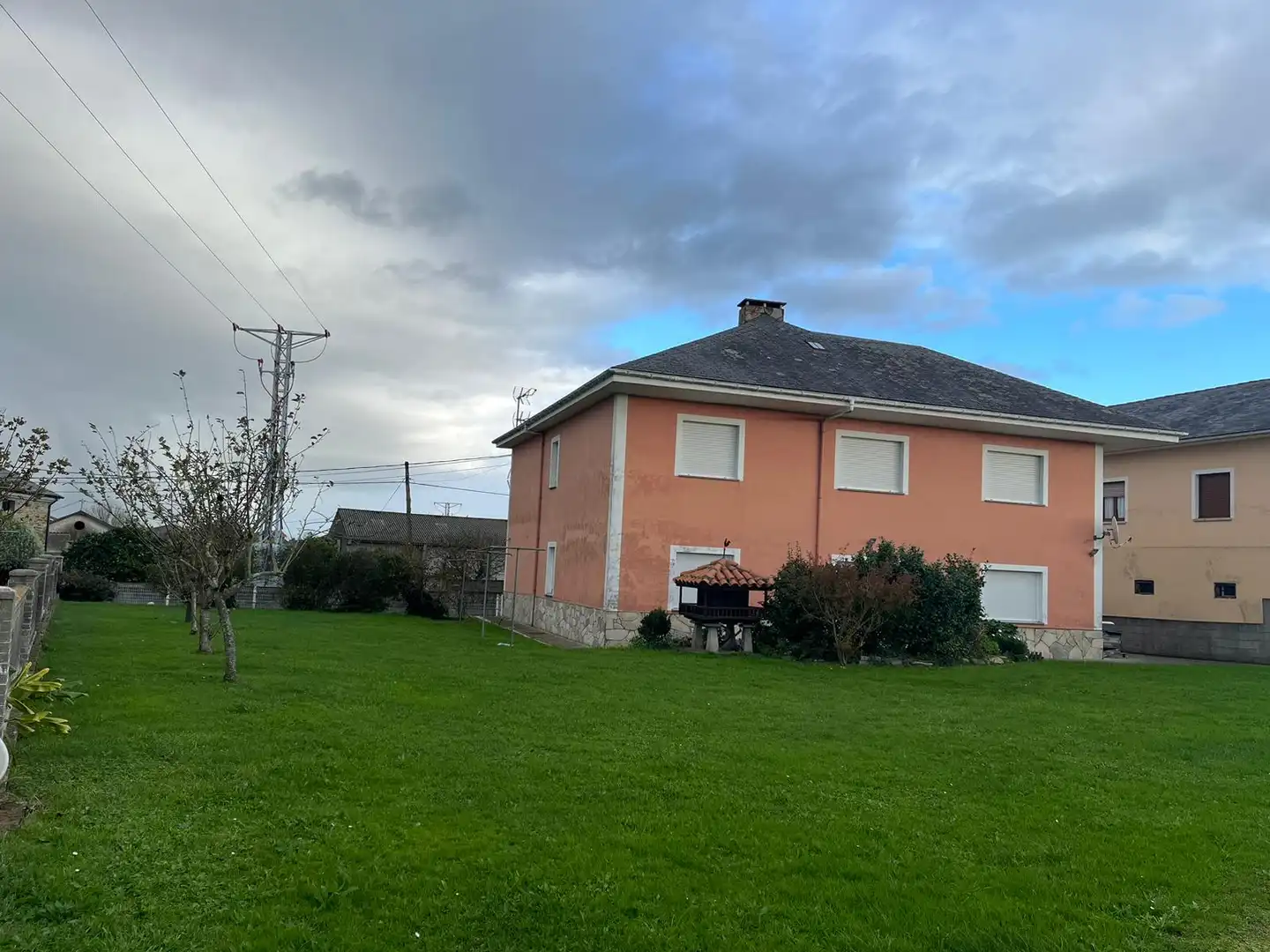 Vista exterior de Casa o xalet en venda en Castropol amb Calefacció, Jardí privat i Parquet