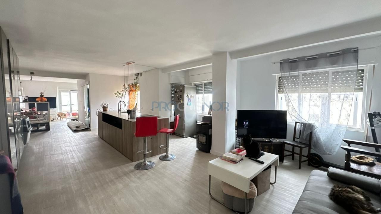 Sala d'estar de Àtic en venda en León Capital  amb Calefacció, Terrassa i Moblat