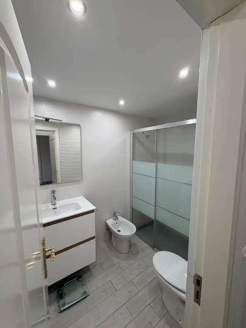 Baño de Piso de alquiler en Granada con Aire acondicionado, Calefacción y Amueblado