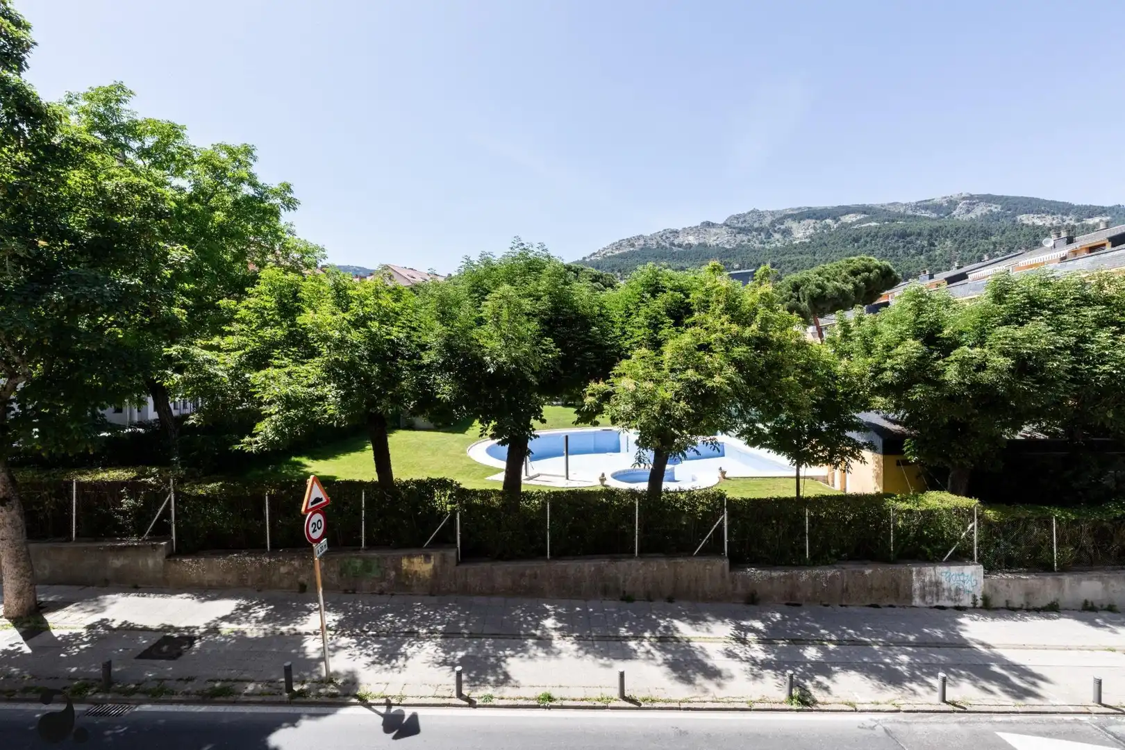 Vista exterior de Pis en venda en San Lorenzo de El Escorial amb Calefacció, Terrassa i Balcó
