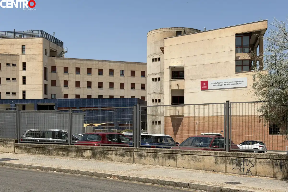 Vista exterior de Piso en venta en Granada con Aire acondicionado, Calefacción y Jardín privado