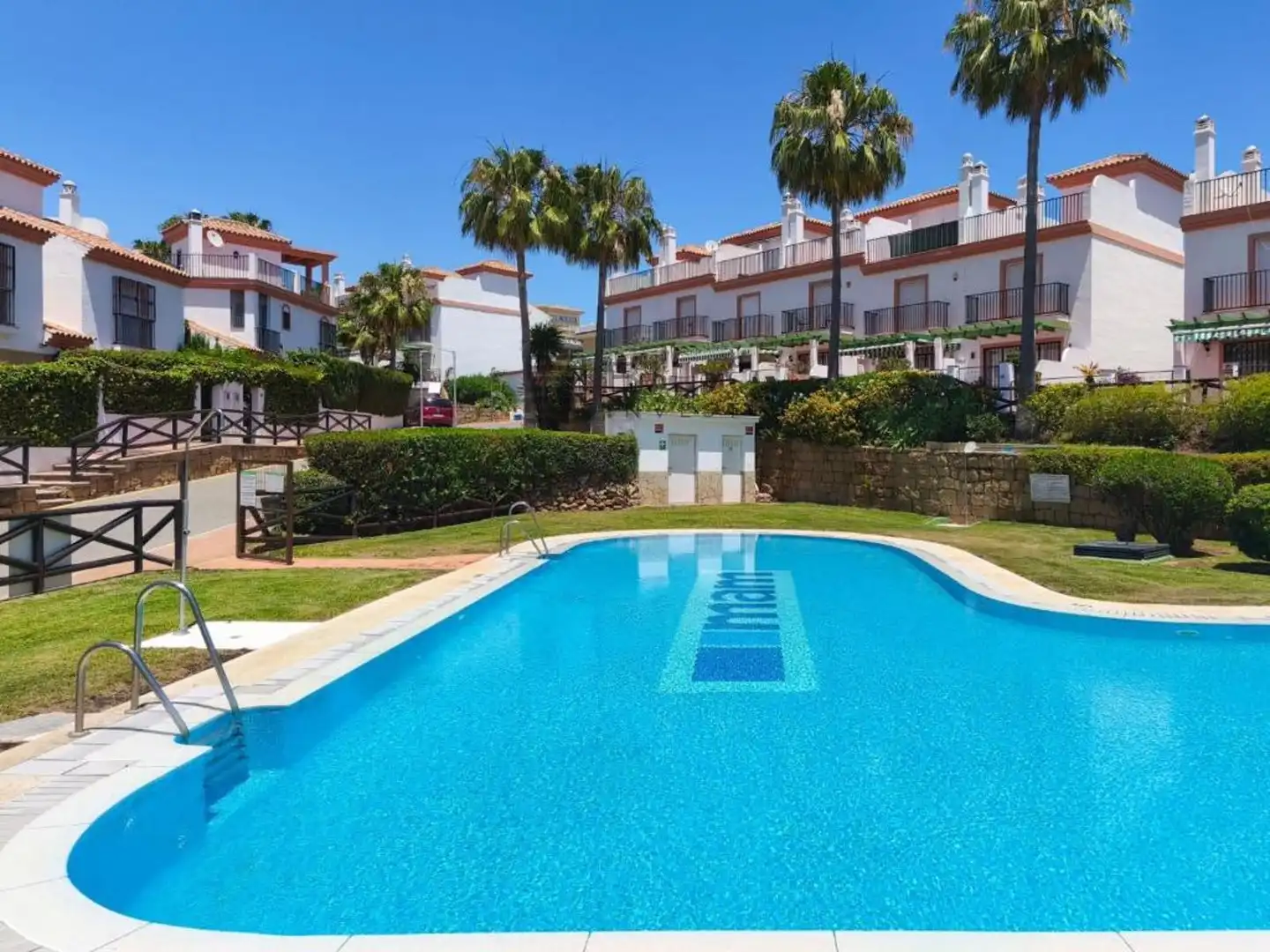 Reihenhaus mit Pool zum Verkauf in Urb. Las Lomas de Cabopino, imagen 3