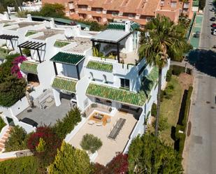 Vista exterior de Casa adosada en venda en Marbella amb Aire condicionat, Calefacció i Jardí privat