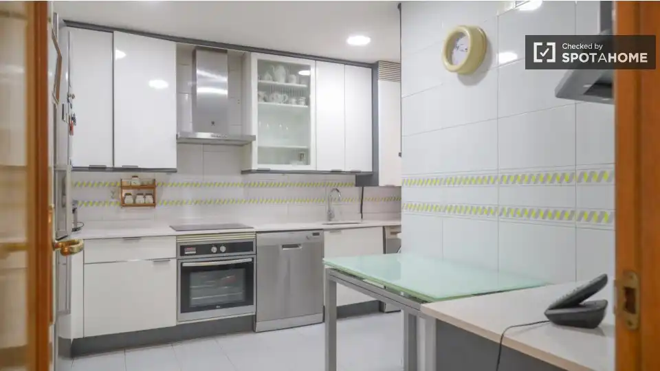 Cocina de Piso para compartir en Madrid con Aire acondicionado, Calefacción y Terraza