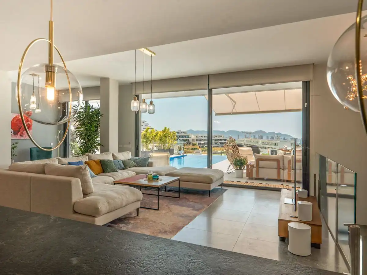 Chalet con piscina en venta en Golf Bahía, imagen 5