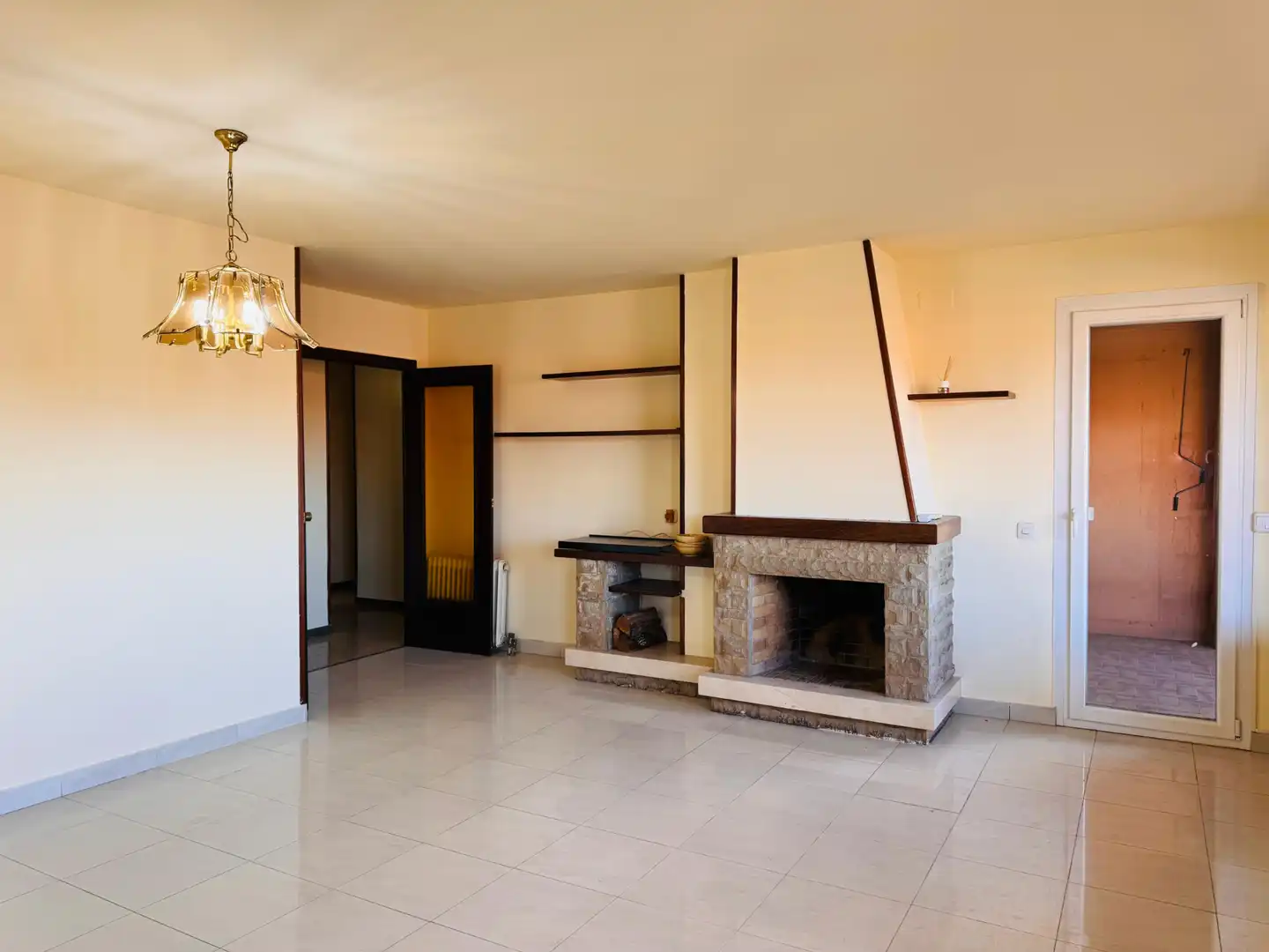 Living room of Flat for sale in Girona  with Air Conditioner, Heating and Terrace