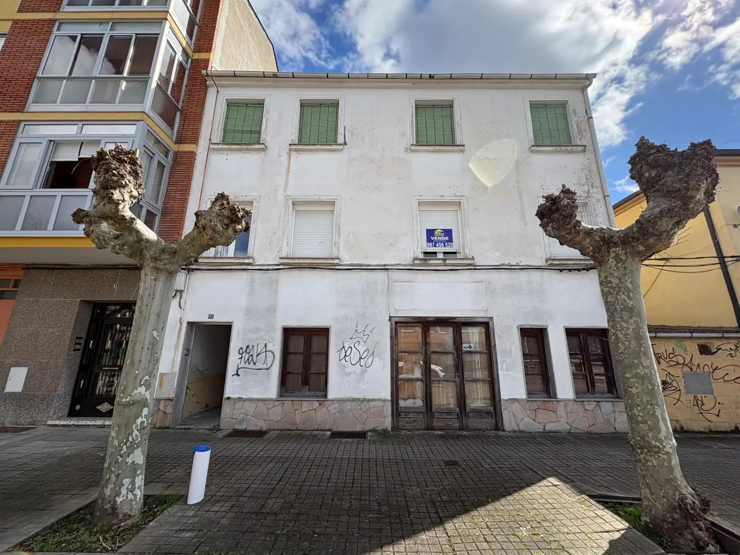 Vista exterior de Edificio en venta en Ponferrada
