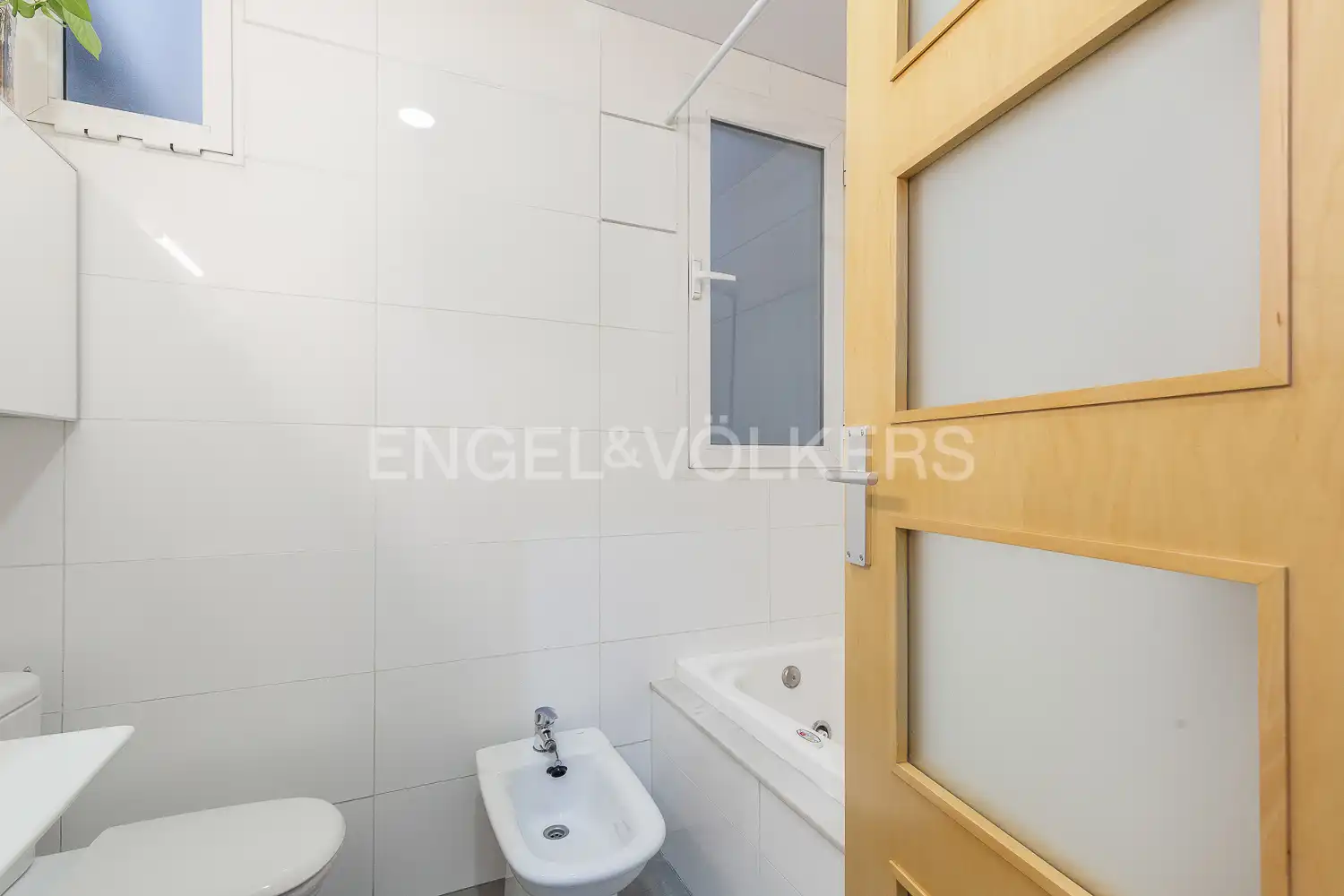 Bathroom of Flat for sale in Valencia  with Air Conditioner, Heating and Furnished