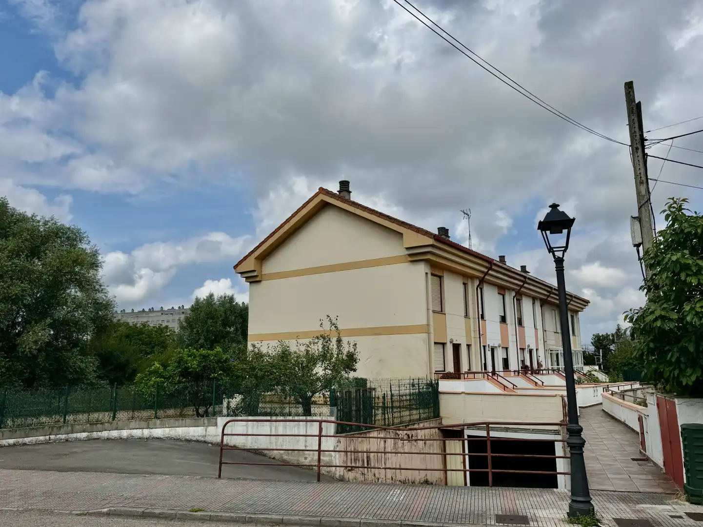 Außenansicht von Einfamilien-Reihenhaus zum Verkauf in Camargo mit Heizung, Privatgarten und Terrasse