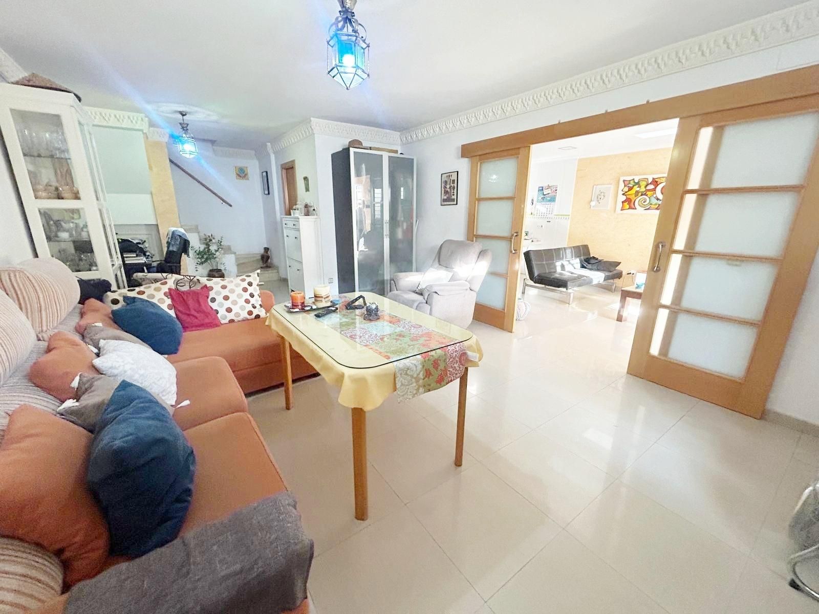 Exterior view of Single-family semi-detached for sale in  Sevilla Capital  with Air Conditioner and Storage room