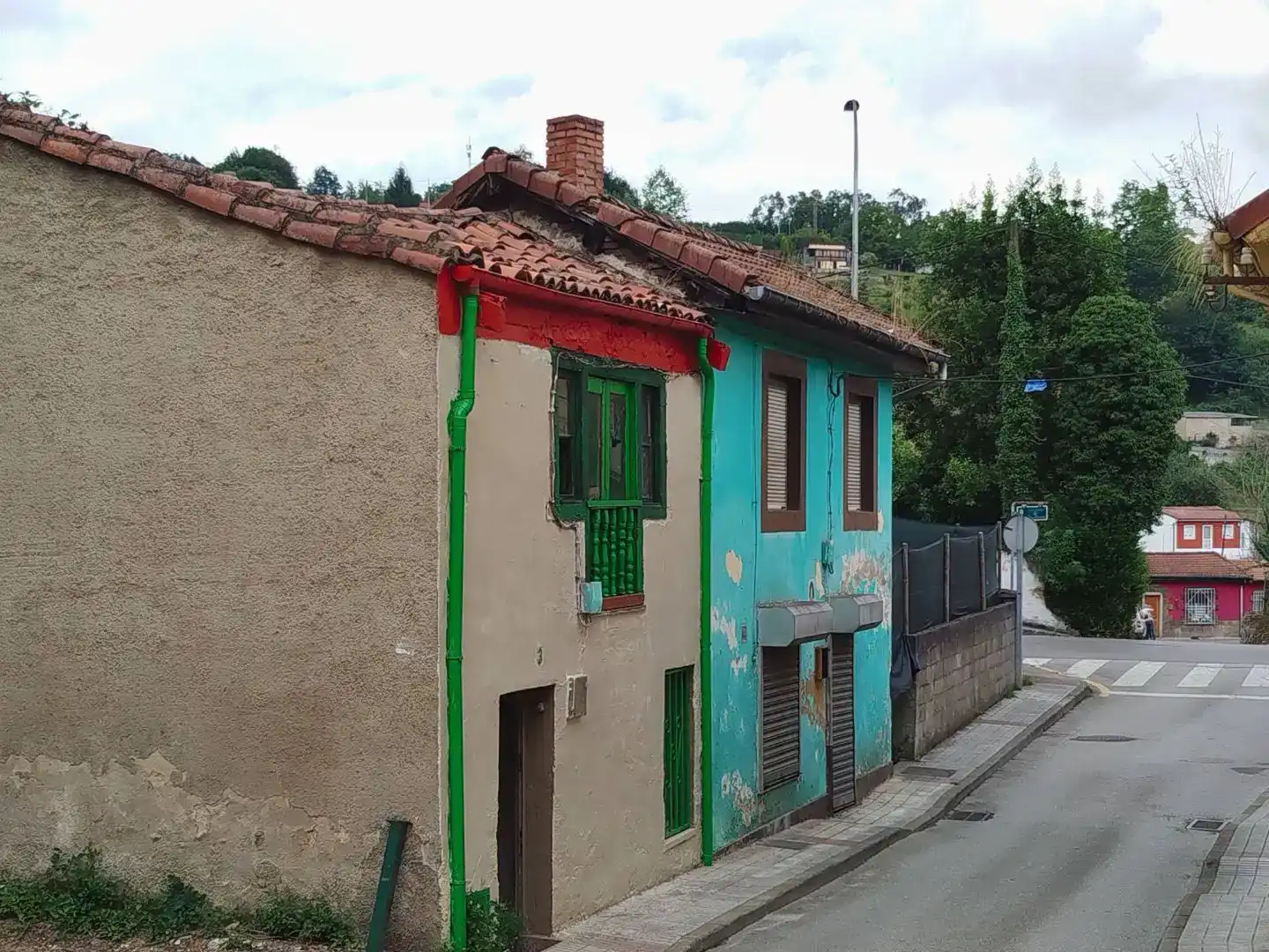 Vista exterior de Casa adosada en venda en Langreo amb Traster