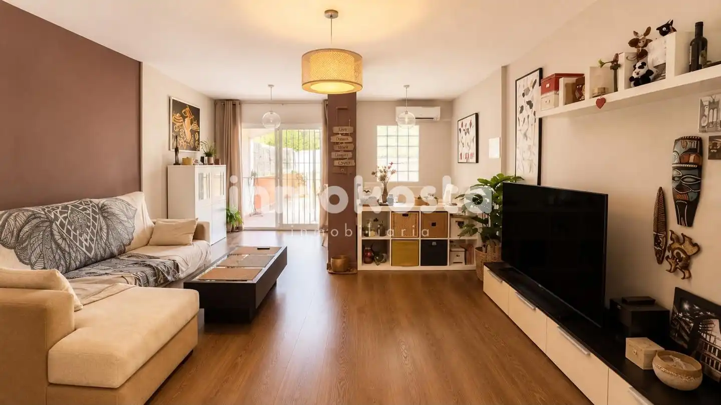 Sala d'estar de Casa adosada en venda en La Nucia amb Aire condicionat, Jardí privat i Terrassa